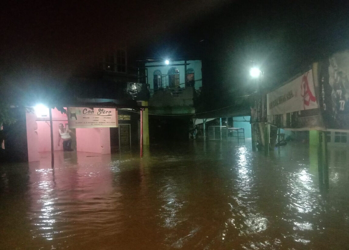 Warga Medan Bertahan di Rumah Saat Banjir