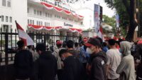 Massa Mahasiswa Demo Gedung Bappenas