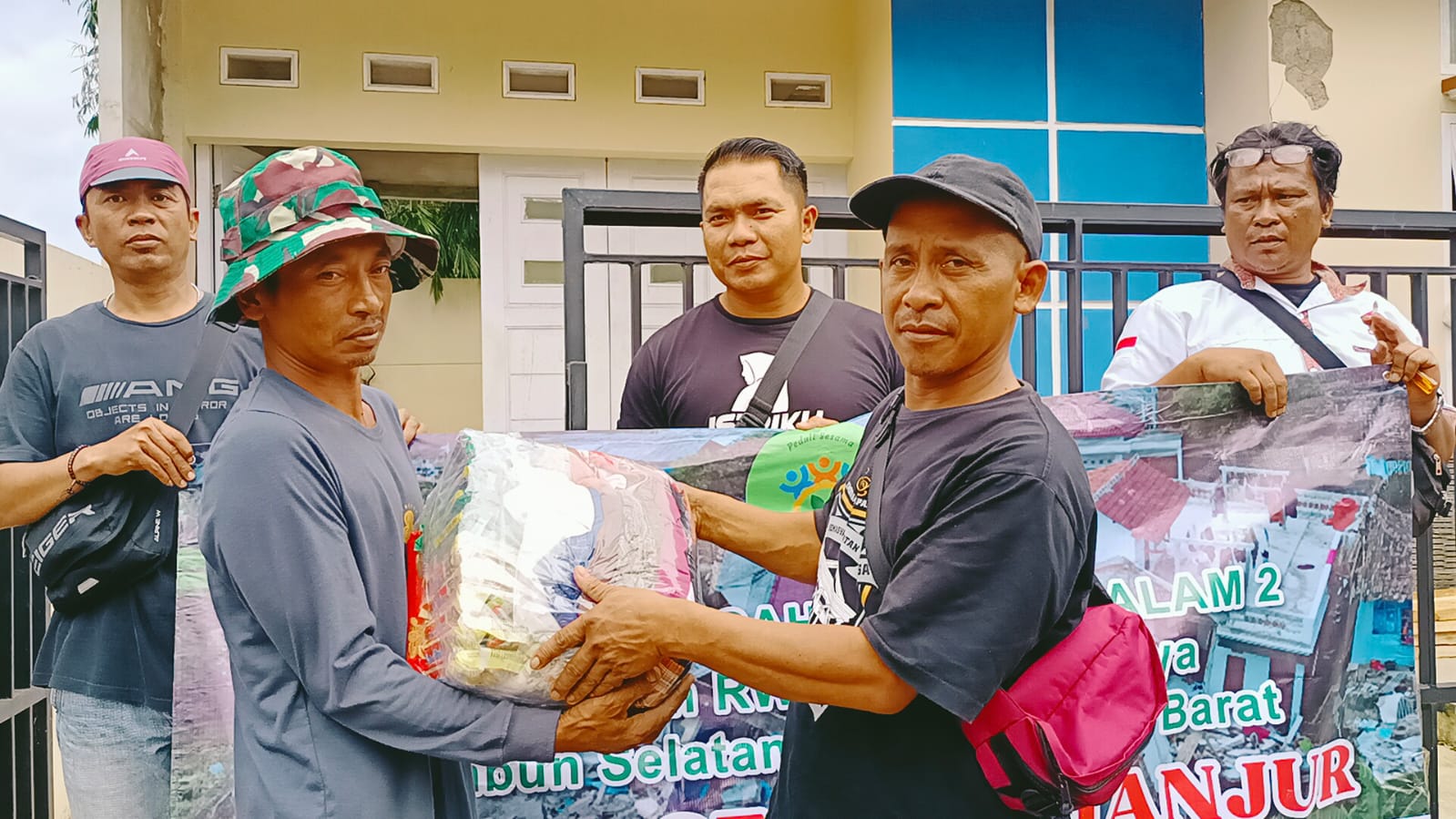 Ketua RW 057 Desa Sumberjaya Hoer Affandi memberikan bantuan kepada korban gempa Cianjur.