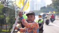 Ganggu Keindahan Kota, Satpol PP dan PPSU Copot Spanduk dan Bendera Partai