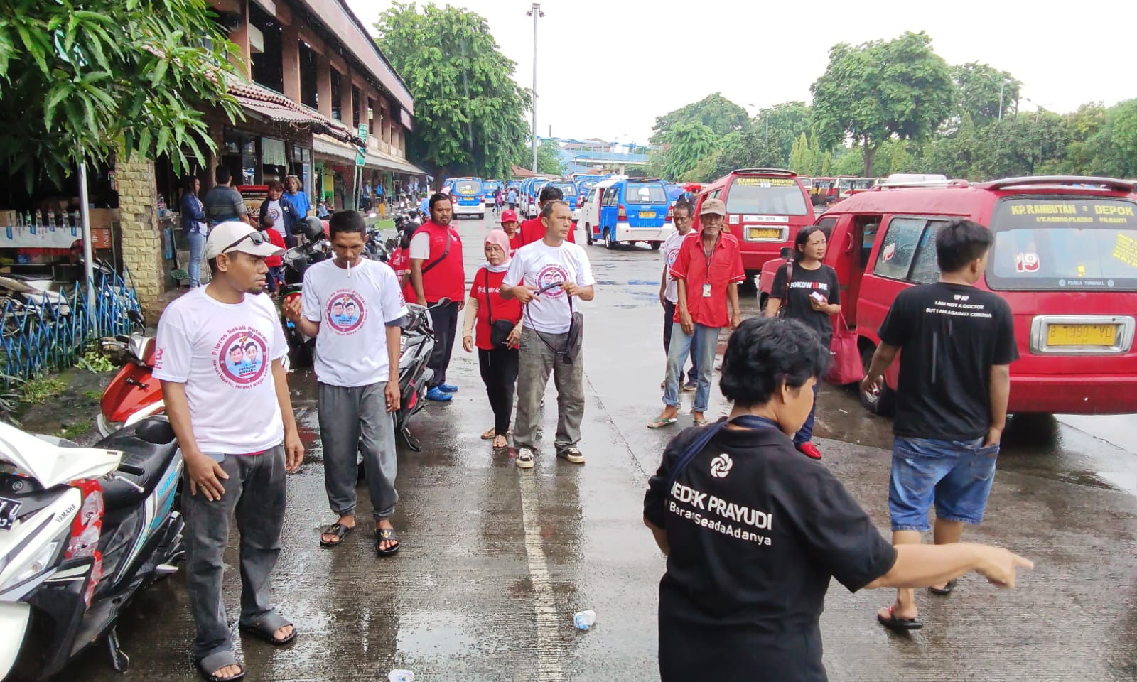 Relawan Jokowi Bagikan Nasi Gemoy Gratis ke Supir Angkot di Terminal Kampung Rambutan Cepat Ludes