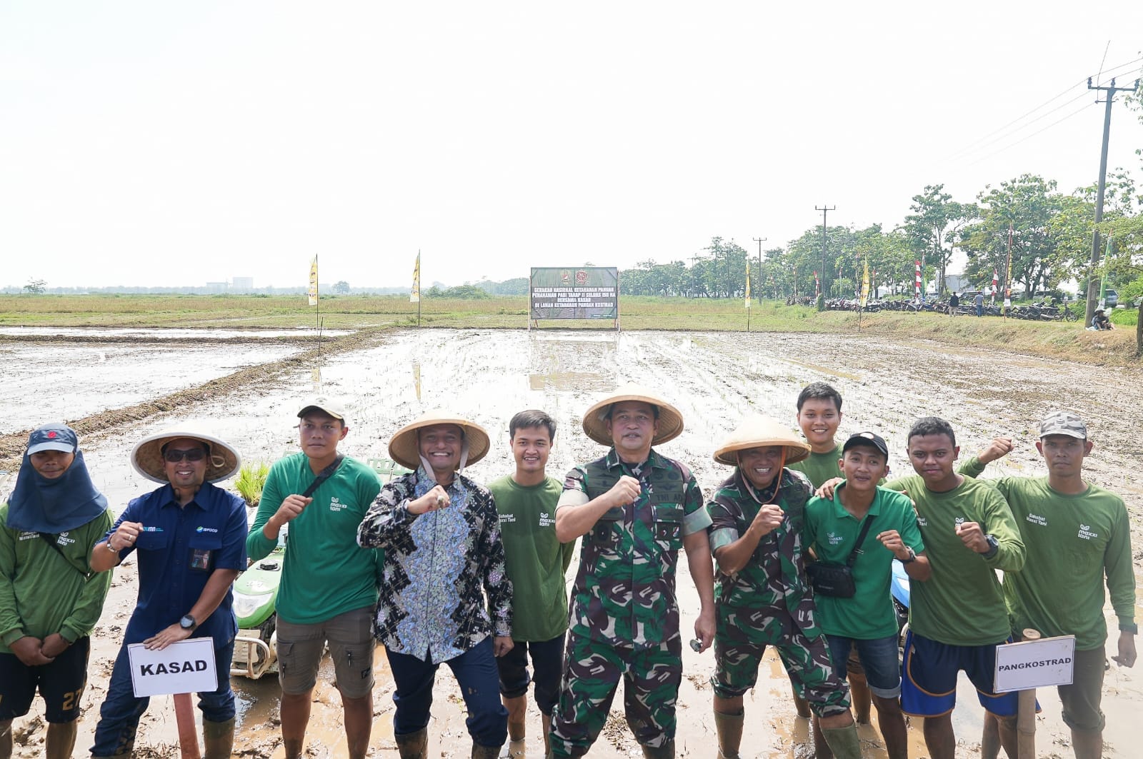 KASAD dan Pangkostrad Panen Raya Padi untuk Program Ketahanan Pangan