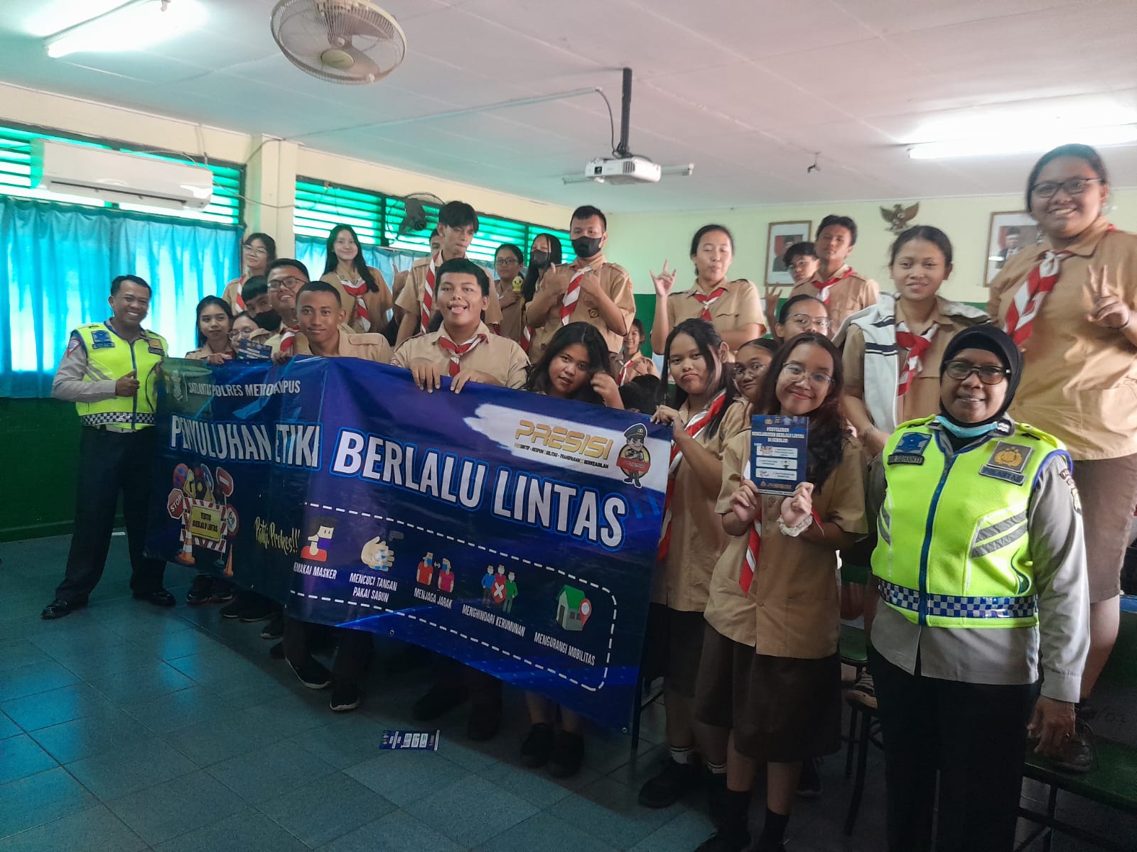 Sosialisasi Tertib Berlalu Lintas dan Pencegahan Kenakalan Remaja Digelar di SMPK Santo Fransiskus dan SMAK Santo Fransiskus