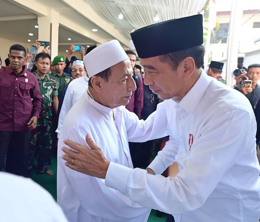 Presiden Joko Widodo (Jokowi) bersama sejumlah menteri mengunjungi rumah duka almarhumah Syarifah Salma Binti Hasim, istri dari Habib Luthfi bin Yahya di Pekalongan, Jawa Tengah. 