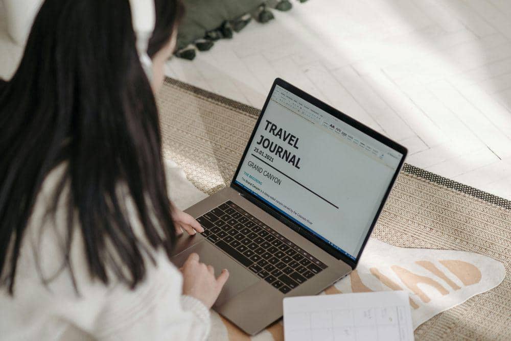 Cara bikin travel journal simple untuk abadikan momen liburan, lengkap dengan template!