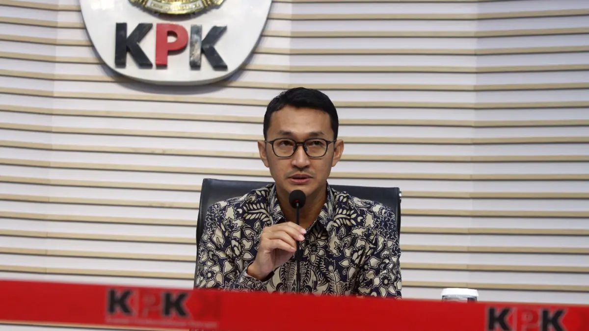 KPK sita uang lebih dari Rp 1 miliar dan USD 49 ribu dari dua saksi kasus korupsi pajak